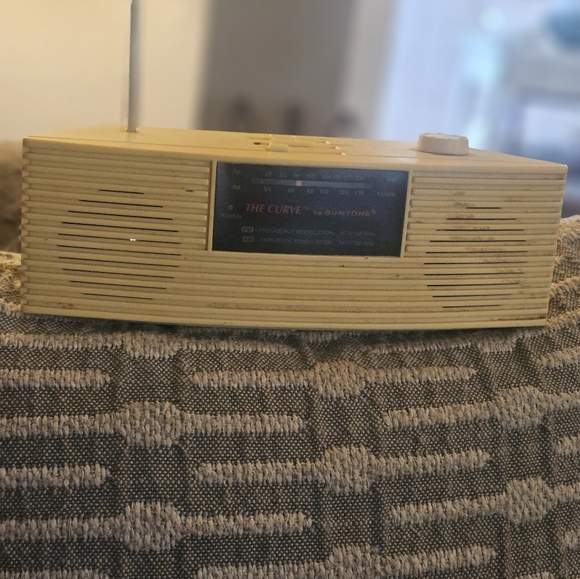 VINTAGE SUNTONE RADIO. "THE CURVE" WORKS WELL DEPENDING ON WHERE IT LIVES. CUTE - Picture 2 of 7